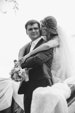 Siyah beyaz portre mamülleri omuz sarılma gelinimizi