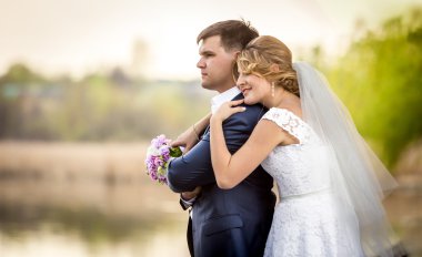 güzel gelin ve damat sarılma ve gölde batımını