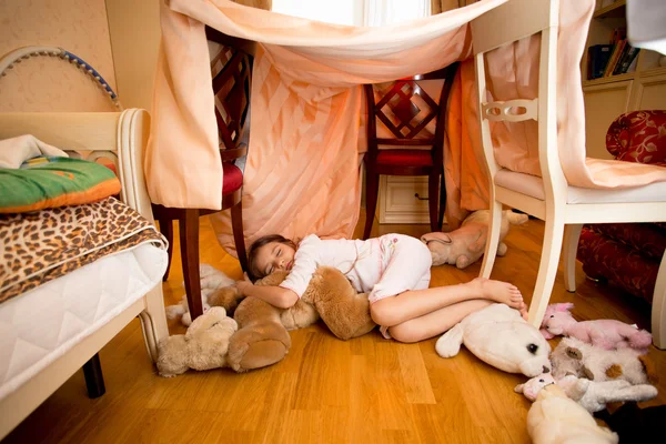 Niña durmiendo en osito de peluche en el dormitorio —  Fotos de Stock