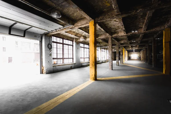 Vecchio corridoio di fabbrica abbandonato con grandi finestre — Foto Stock