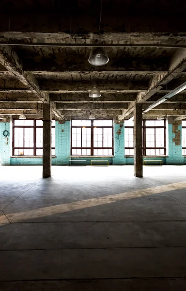 Opuszczonym magazynie w fabryce z długim korytarzu i dużymi oknami — Zdjęcie stockowe