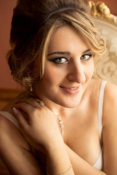 豪華な寝室でポーズをとって緑の目でかわいい金髪の女性 — ストック写真