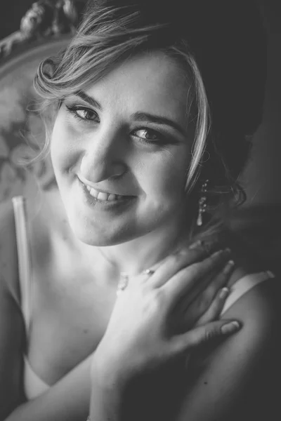 Closeup černobílý portrét usmívající se žena v prádle — Stock fotografie
