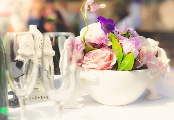 Blurred shot of table at wedding decorated by flowers — Stock Photo, Image