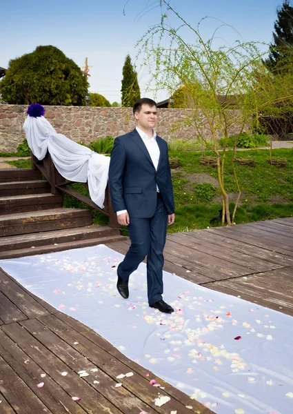 Jovem noivo andando durante a cerimônia de casamento com a noiva — Fotografia de Stock