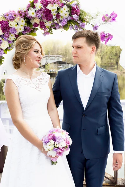 Carino sposa e sposo guardando l'un l'altro a cerimonia di nozze — Foto Stock