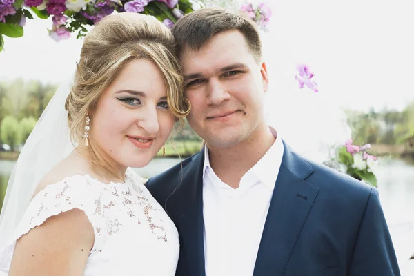 Getöntes Porträt des eleganten Brautpaares bei der Hochzeitszeremonie — Stockfoto