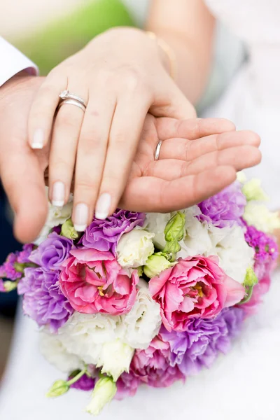 Foto de enfoque suave del novio sosteniendo novias mano en ramo de novia — Foto de Stock