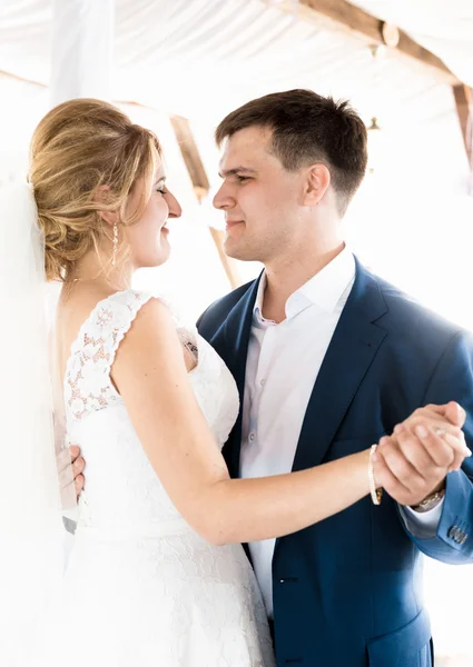 Mooie bruid en bruidegom dansen op huwelijksceremonie — Stockfoto