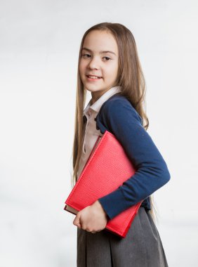 Esmer kız öğrenci büyük kitap gülümseyen portresi