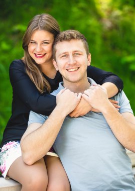 Yaz Park'ta poz mutlu sarılma Çift