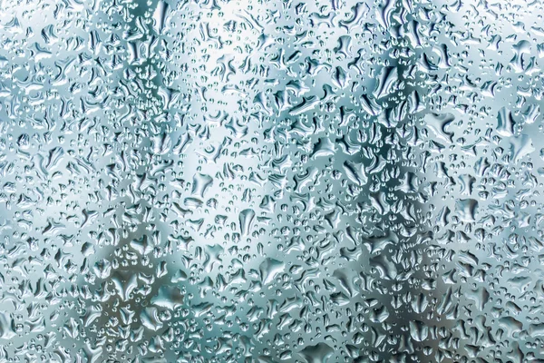 Textura de vidrio cubierto por gotas de agua en el día lluvioso — Foto de Stock