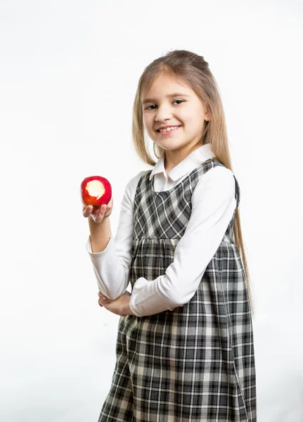 Retrato isolado de menina feliz em uniforme escolar segurando maçã — Fotografia de Stock