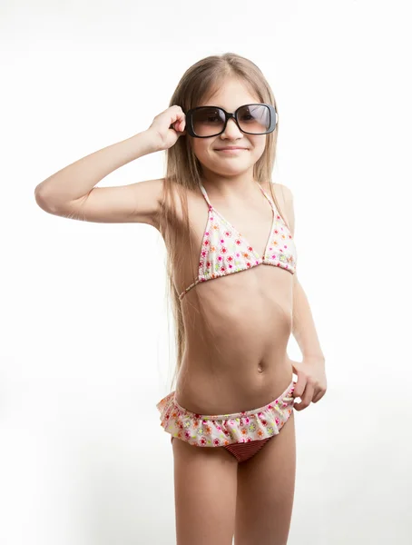 Felice ragazza in costume da bagno indossando occhiali da sole — Foto Stock