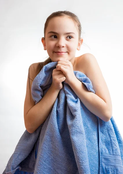 Roztomilá dívka pokrývající v modrý ručník po plavání — Stock fotografie