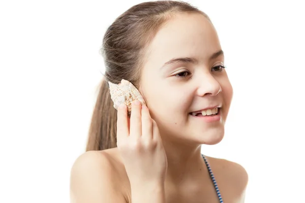 Conceptual shot of girl listening to ocean in the shell — 图库照片