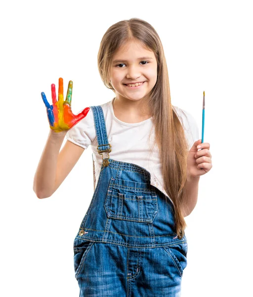 Retrato de niña sosteniendo pincel y mostrando la mano pintada — Foto de Stock