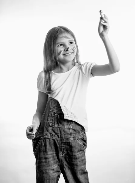 絵の具のチューブによって描画微笑んでいる女の子の白黒の肖像画 — ストック写真