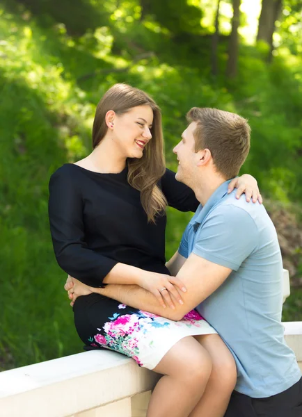 Gelukkige vrouw en man op zoek naar elkaar en lachend in park — Stockfoto
