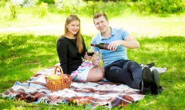 yakışıklı adam piknik cam şarap dökme