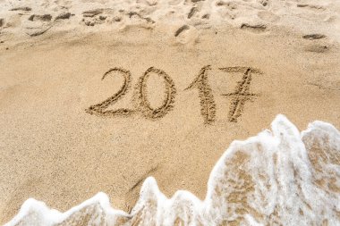 Denizde kum plajı üzerinde yazılı 2017