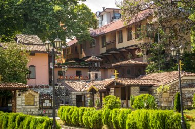 Bulgaristan'ın kırmızı kiremitli çatılar ile eski manastır