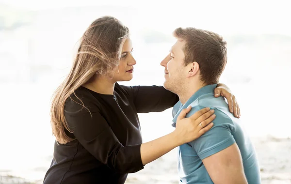 Linda pareja enamorada mirándose en el parque — Foto de Stock