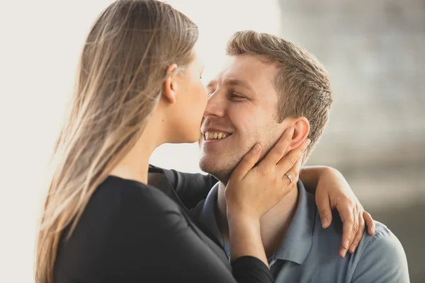 Carino bionda donna abbracciare felice fidanzato e baciare nel naso — Foto Stock