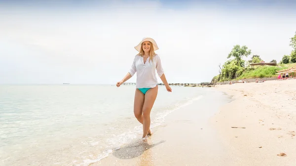 Ενεργό γυναίκα που περπατά στην αμμώδη παραλία στο νησί — Φωτογραφία Αρχείου