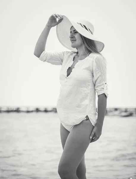 Portrait de femme élégante en chapeau regardant l'horizon sur la — Photo