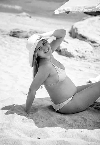 Retrato preto e branco de mulher grávida bonita na praia — Fotografia de Stock