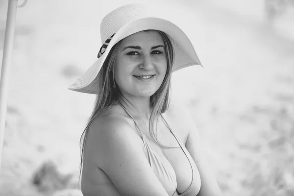 Portrait of cute smiling woman in white hat relaxing on beach — Stock Photo, Image