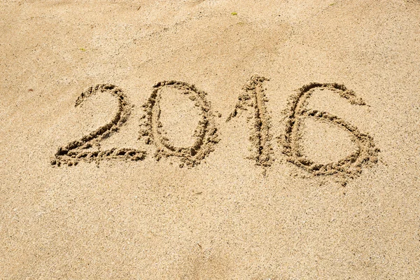 2016 cijfers geschreven op zand op strand — Stockfoto