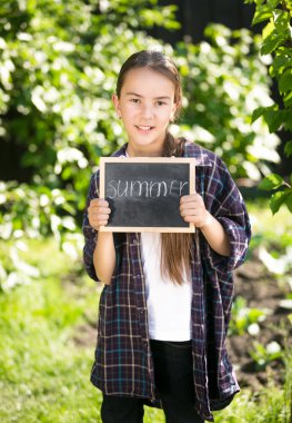 mutlu kız bahçesinde bulunan blackboard kelime 