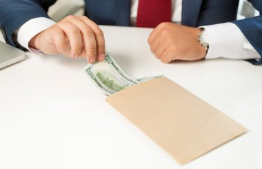 banknot masanın üzerinde yatan zarf dışarı çekerek işadamı