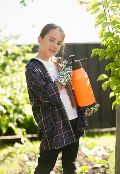 Meisje uitroeien van insecten in de tuin met giftige spray — Stockfoto