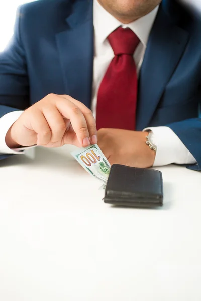 Großaufnahme: Geschäftsmann stiehlt Geld aus der Brieftasche — Stockfoto