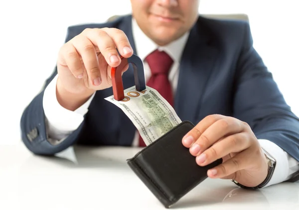 Großaufnahme: Geschäftsmann stiehlt Geld aus Geldbörse mit Magnet — Stockfoto