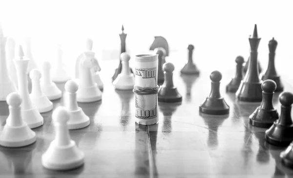 A játék a sakk, mint sakk darab burkolt pénzt fogalmi fénykép — Stock Fotó