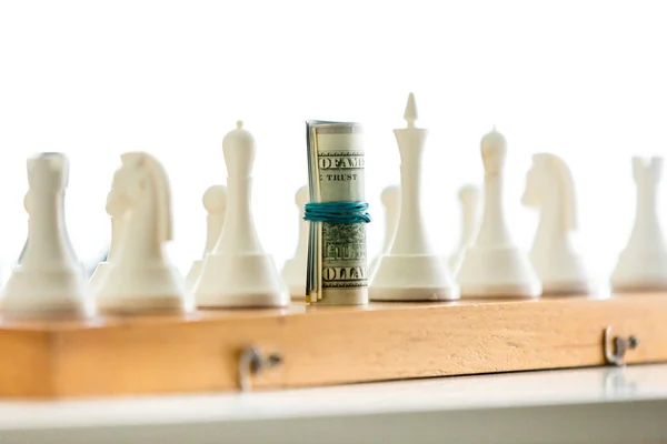 Närbild av spelar i schack med tvinnade sedlar — Stockfoto