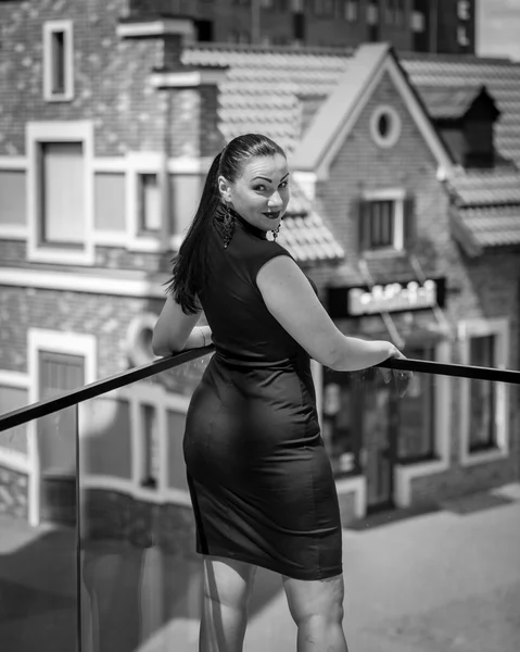 Black and white rear view portrait of slim woman on old street — Stock Photo, Image