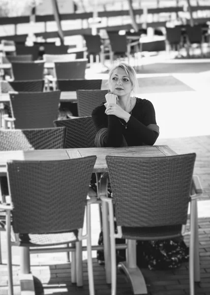 Černobílý portrét elegantní ženy pózuje v kavárně — Stock fotografie