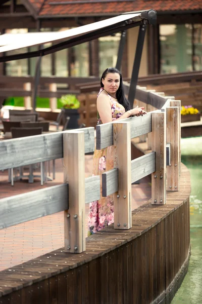 Wanita berambut cokelat yang cantik melihat kanal air — Stok Foto