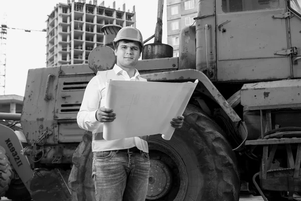 Black and white portrait of engineer reading instructions — Stock Photo, Image