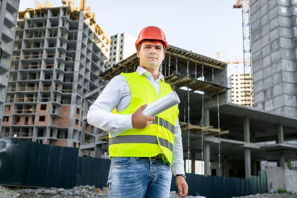 Portrait of architect in hardhat posing on building site — 스톡 사진