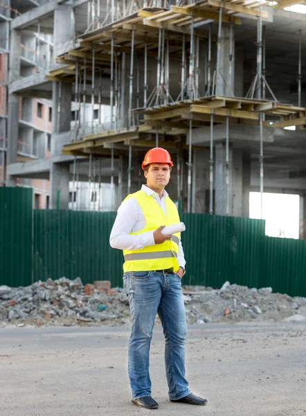 Foreman in jacket posing against building in scaffolding — Stock Photo, Image