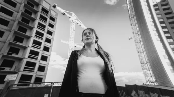 Frustrated and depressed woman posing against skyscrapers under — 스톡 사진