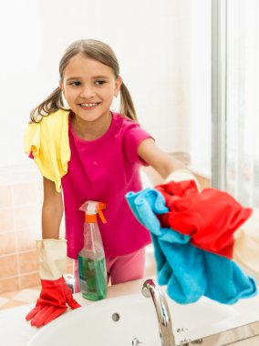 gülümseyen kız evi temizlerken banyo ayna polisaj