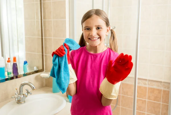 Retrato de menina bonito em luvas de borracha fazendo limpeza no banheiro — Fotografia de Stock