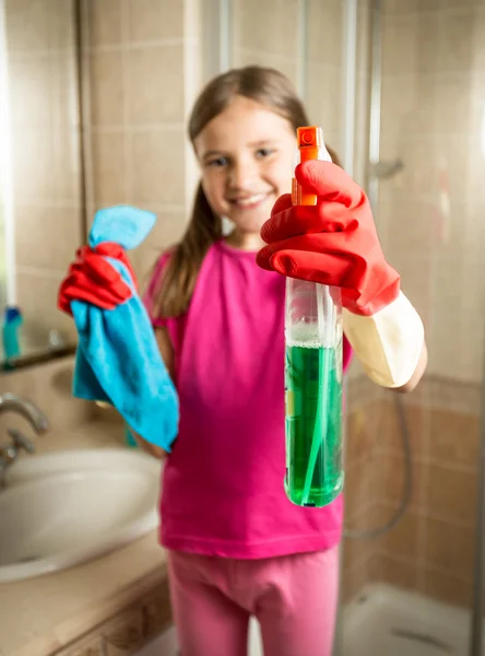 Sorridente ragazza in posa con stoffa e detergente spray in bagno — Foto Stock